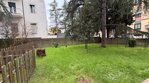 Locale commerciale angolare con 4 vetrine, giardino e cortile, zona ospedale